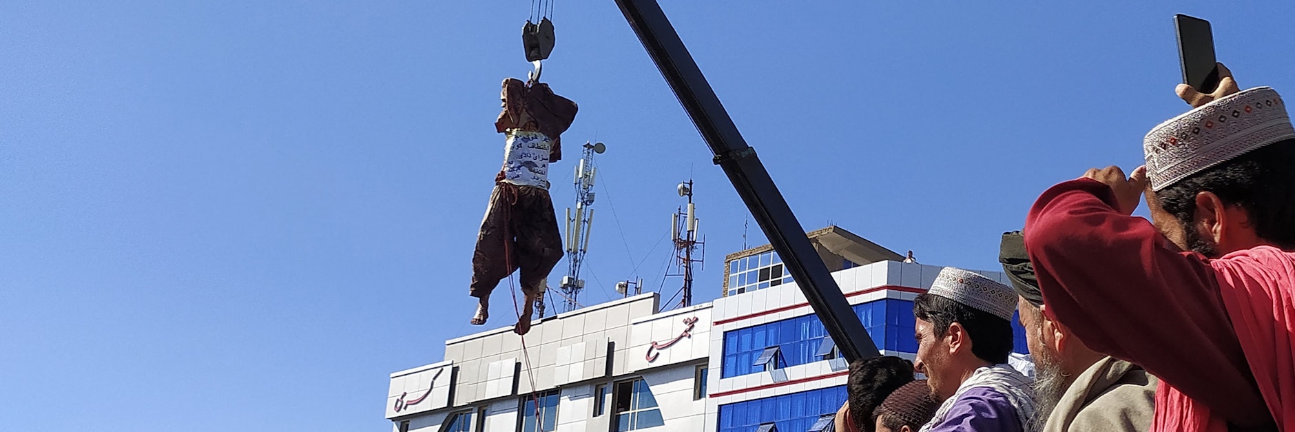 Auf einem öffentlichen Platz hängten die Taliban die Leiche eines angeblichen Straftäters auf.