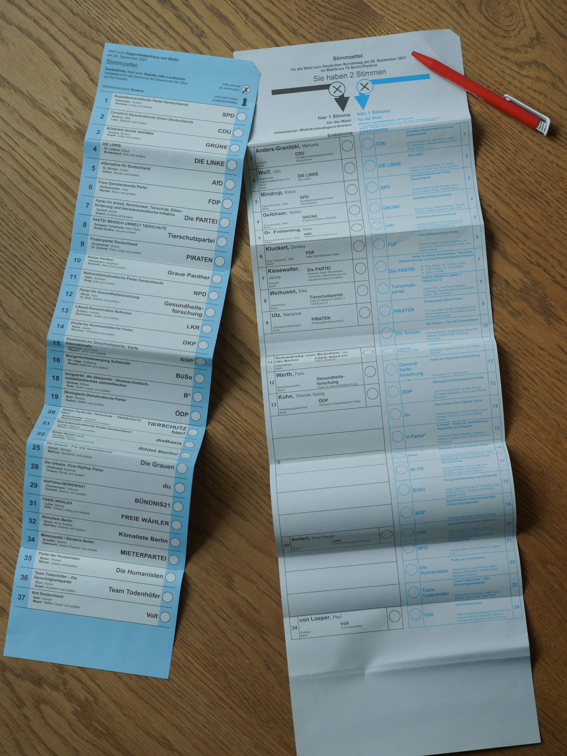 Der Zweitstimmen-Wahlschein für die Wahl des Berliner Abgeordnetenhauses (l.) und der Wahlschein für die Bundestagswahl in voller Länge.
