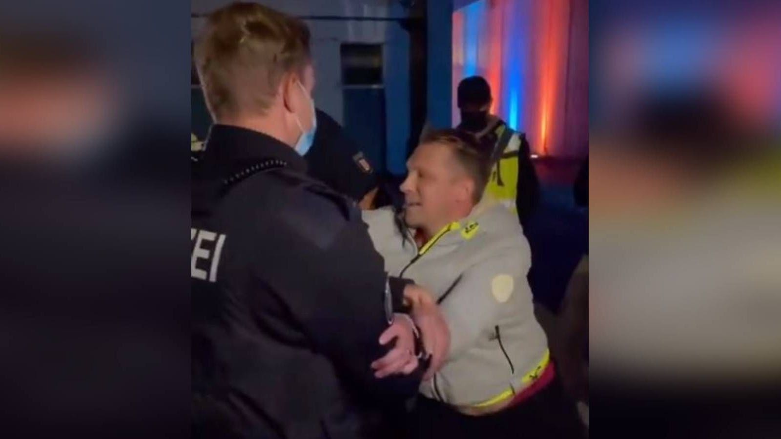 Oliver Pocher wird von der Polizei abgeführt.