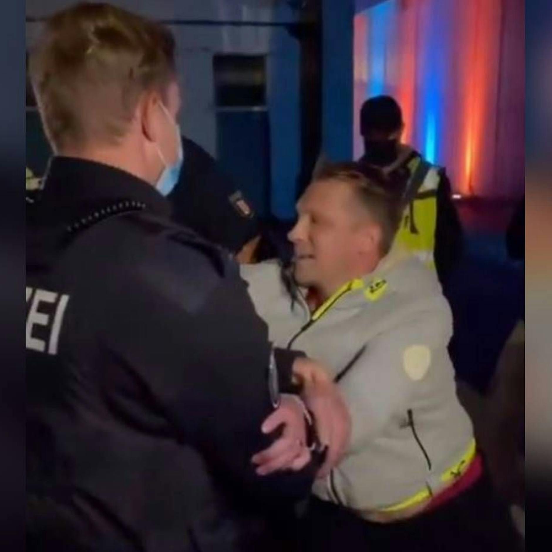 Oliver Pocher bei Pietro Lombardis Konzert auf der Bühne, dann wird er von der Polizei abgeführt – DAS ist passiert