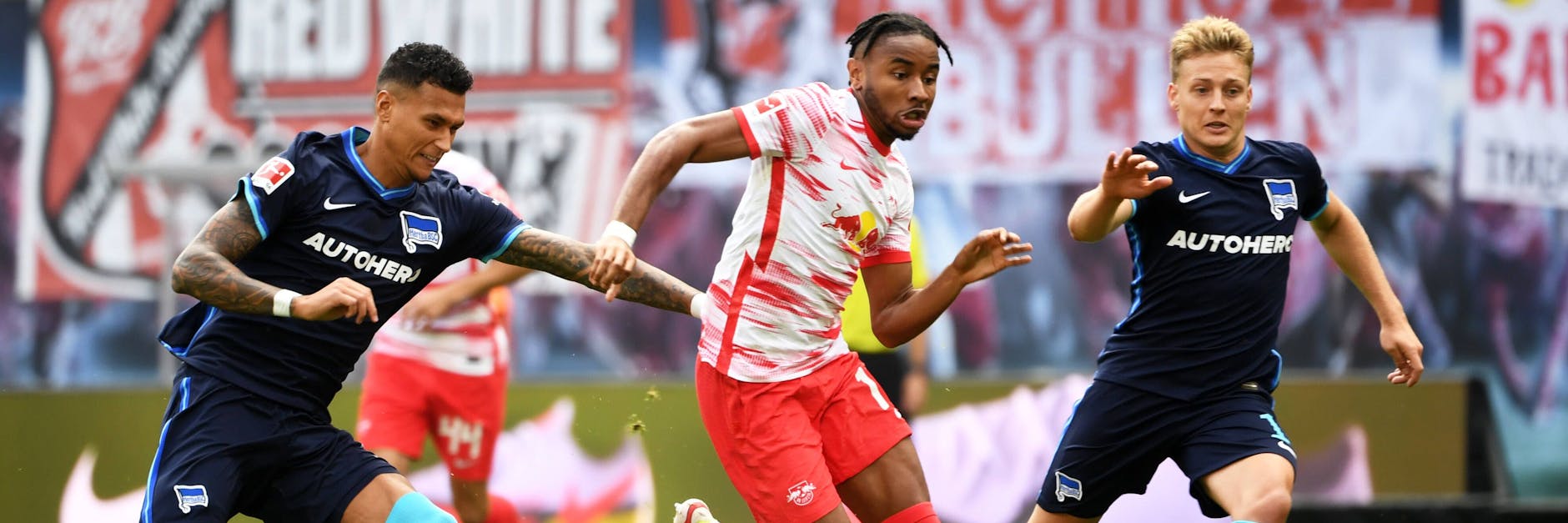 Davie Selke (l.) und Santiago Ascacibar bekamen RB-Stürmer Christopher Nkunku auch mit vereinten Kräften nicht zu fassen. 