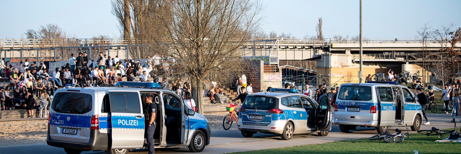 Die Polizei zeigt im vollen Park am Gleisdreieck Präsenz, doch der Erfolg bleibt aus.
