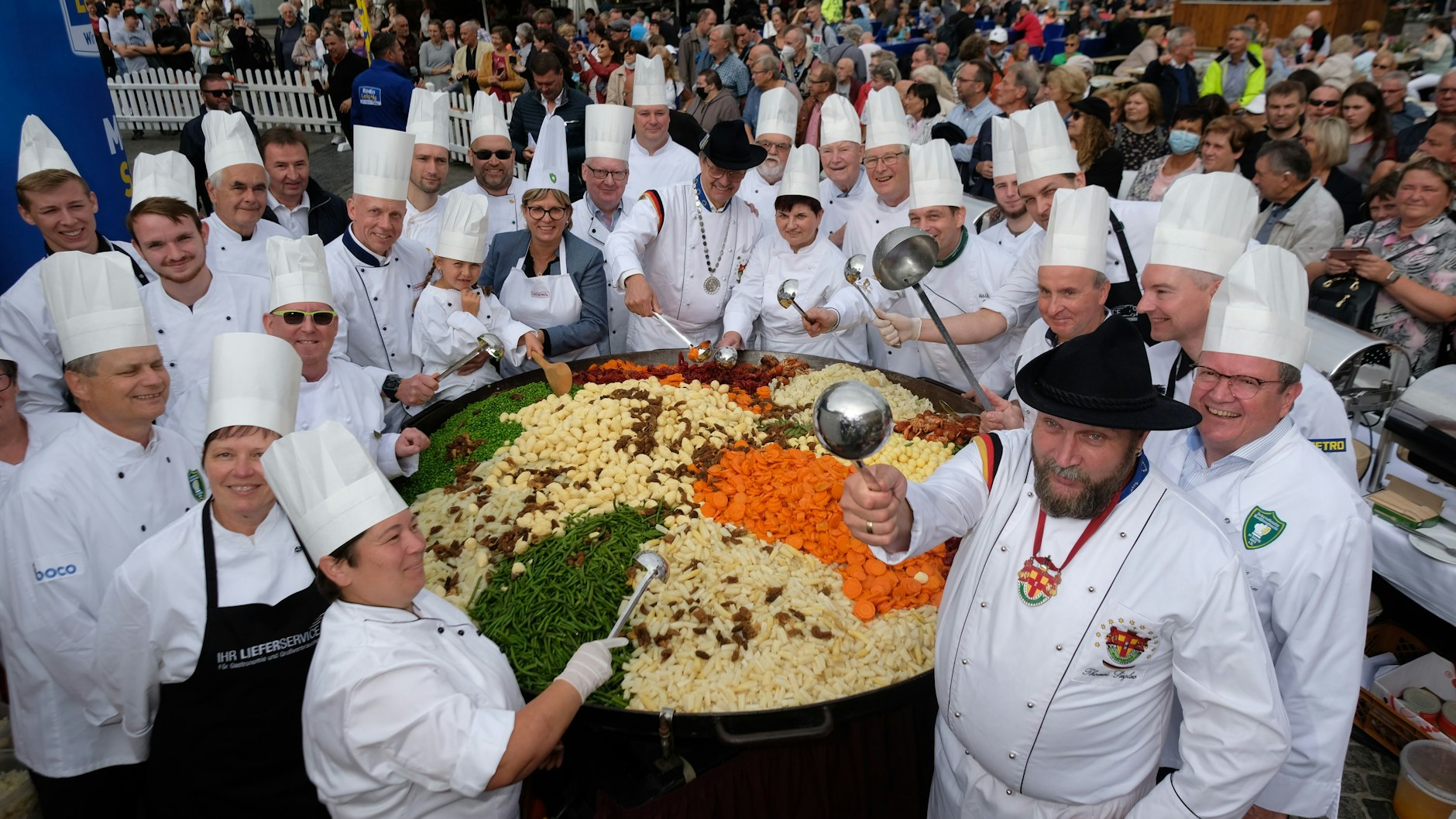 Essen ist fertig! Köche des Internationalen Kochkunstvereins zu Leipzig stehen auf dem Marktplatz um ihre Riesen-Pfanne Leipziger Allerlei herum.&nbsp;