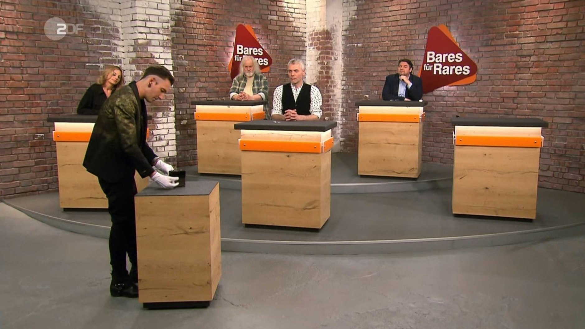 Im „Bares für Rares“-Händlerraum sind alle potenziellen Käufer begeistert.