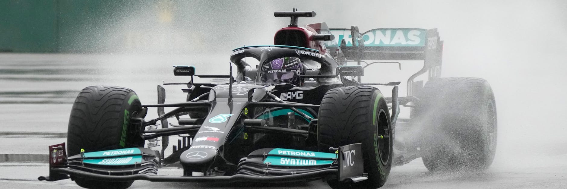 Mercedes-Pilot Lewis Hamilton hat im Regen in Russland Probleme und startet nur von Platz vier. 