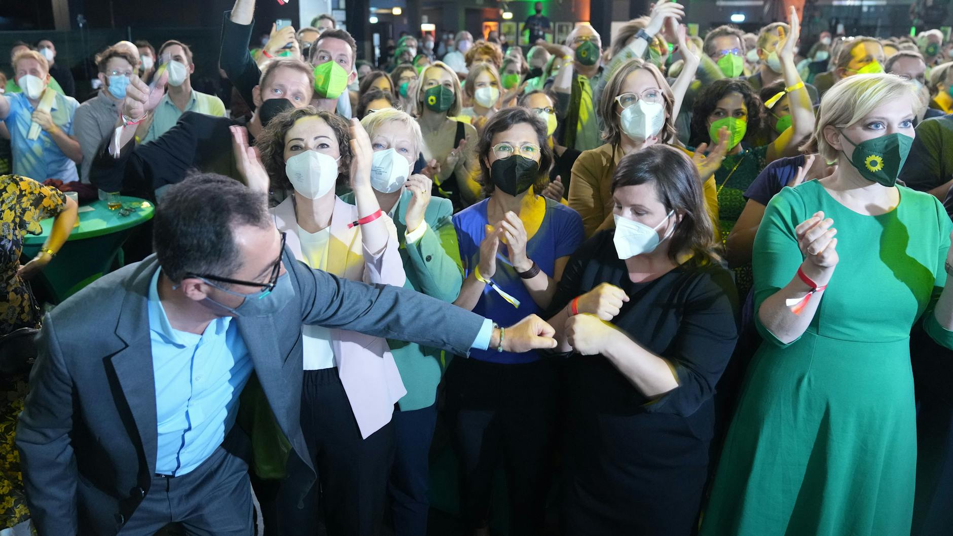 Cem Özdemir (Grüne, links im Bild) kann sich über ein Direktmandat freuen. 