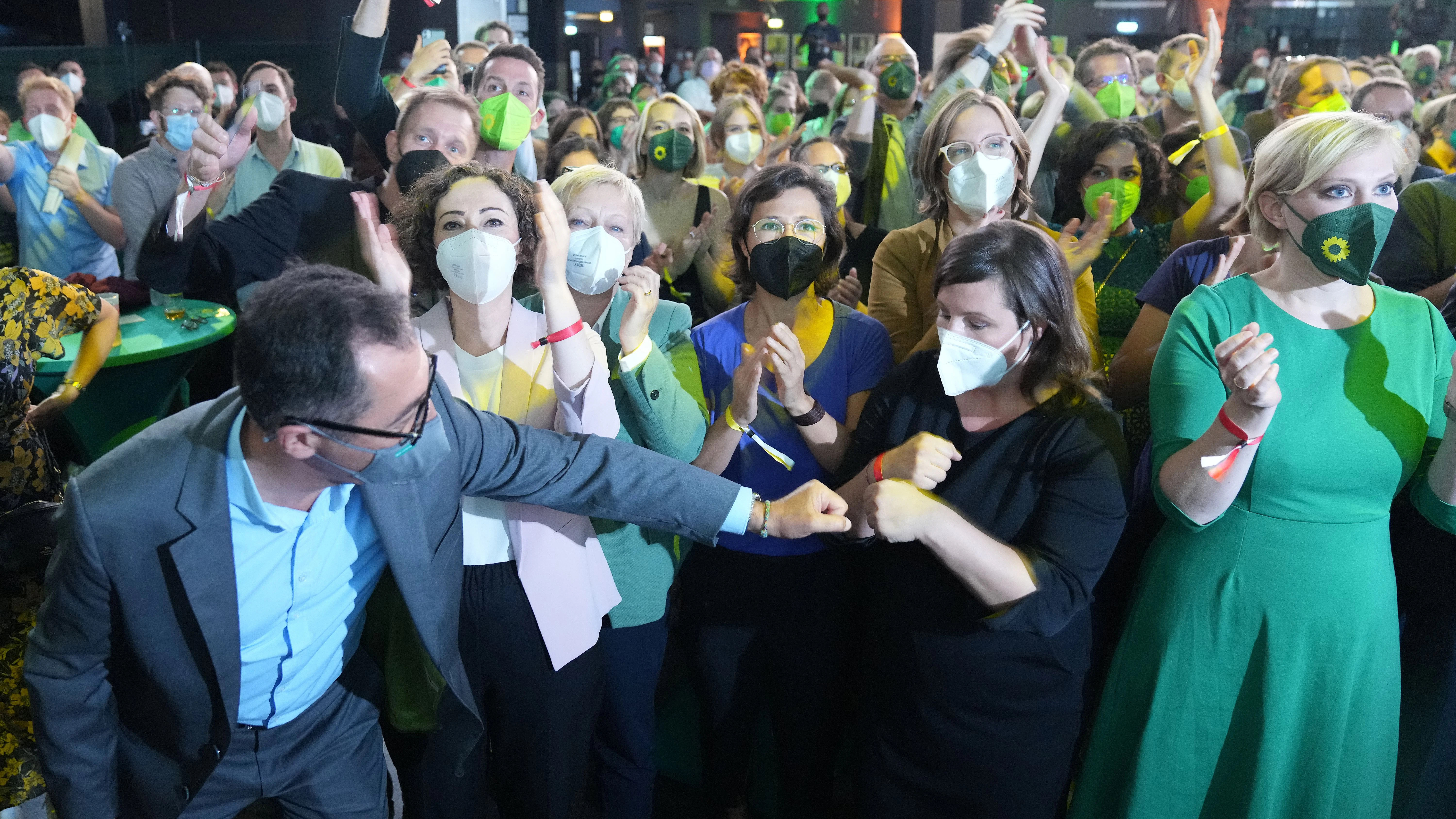 Cem Özdemir (Grüne, links im Bild) kann sich über ein Direktmandat freuen.&nbsp;