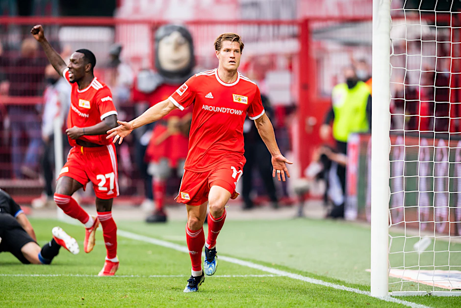 Die Kraft, die von der Bank kommt: Kevin Behrens (r.) und Sheraldo Becker bejubeln das 1:0 gegen Bielefeld.&nbsp;