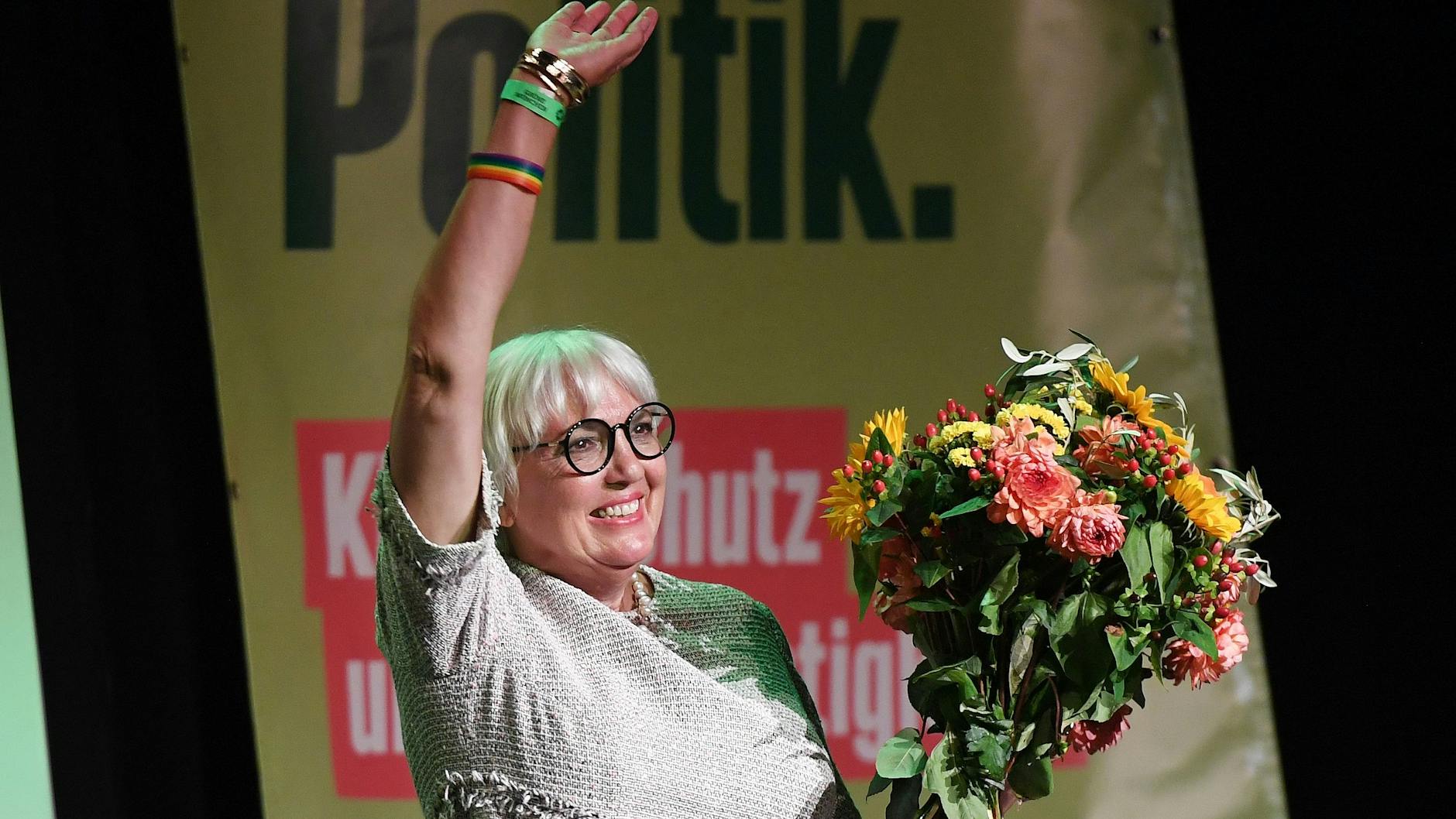 München: Die bayerische Spitzenkandidatin Claudia Roth auf der dortigen Wahlparty der Grünen.