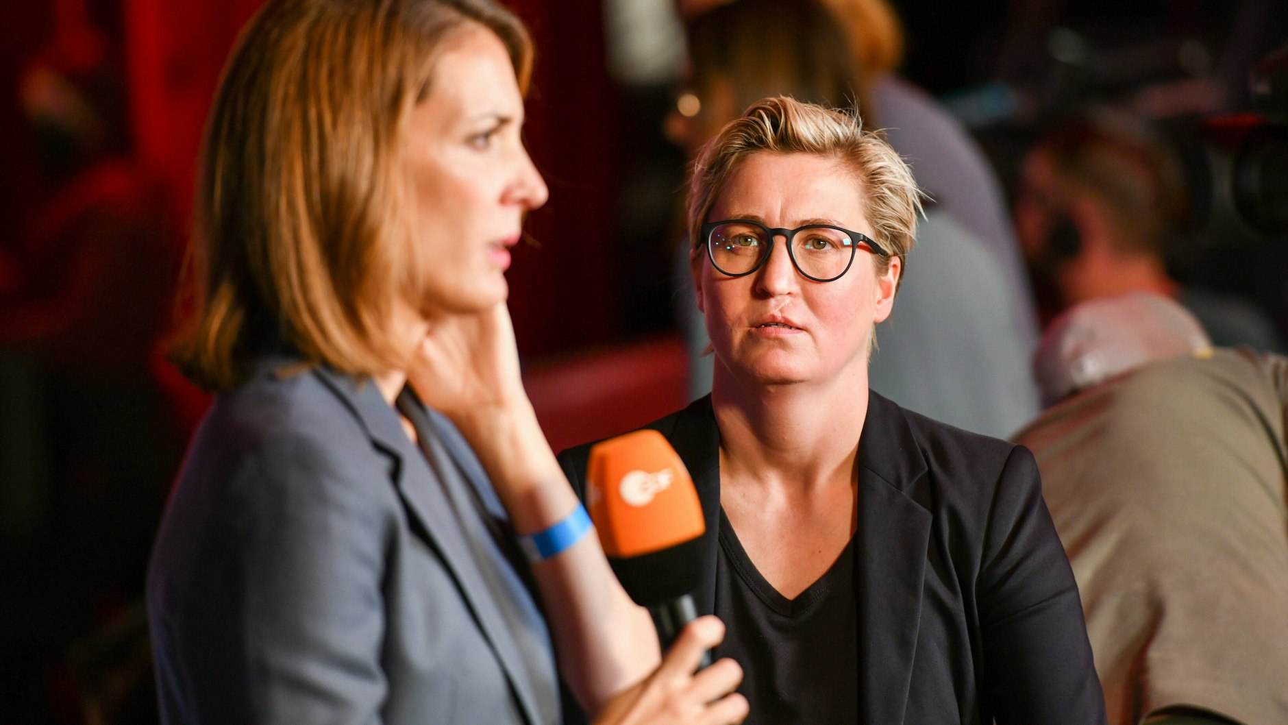 Die Co-Vorsitzende der Linken, Susanne Hennig-Wellsow (rechts), im ZDF-Interview