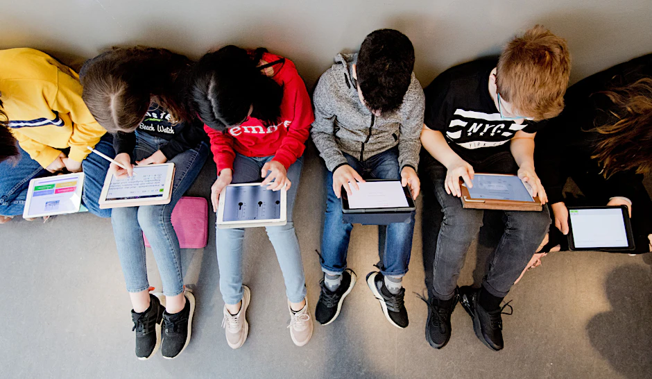 Schüler und Schülerinnen mit Tablets.