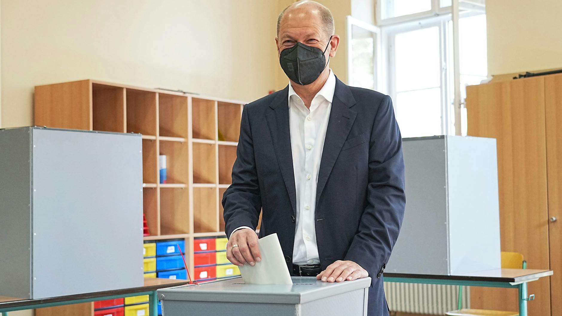 SPD-Kanzlerkandidat Olaf Scholz hat in Potsdam seine Stimme abgegeben.