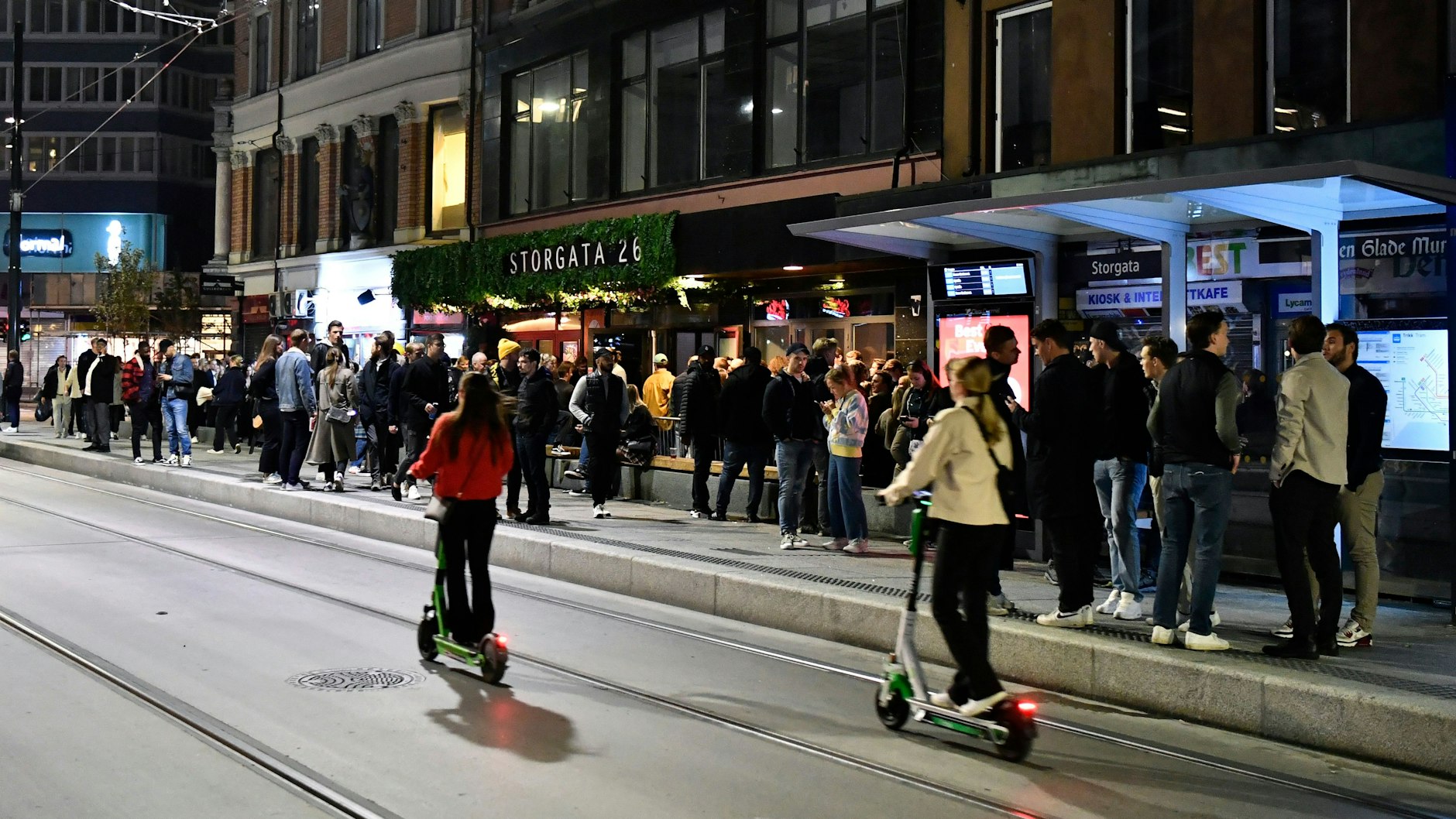 Norweger feiern das Ende der Corona-Maßnahmen auf den Straßen von Oslo.