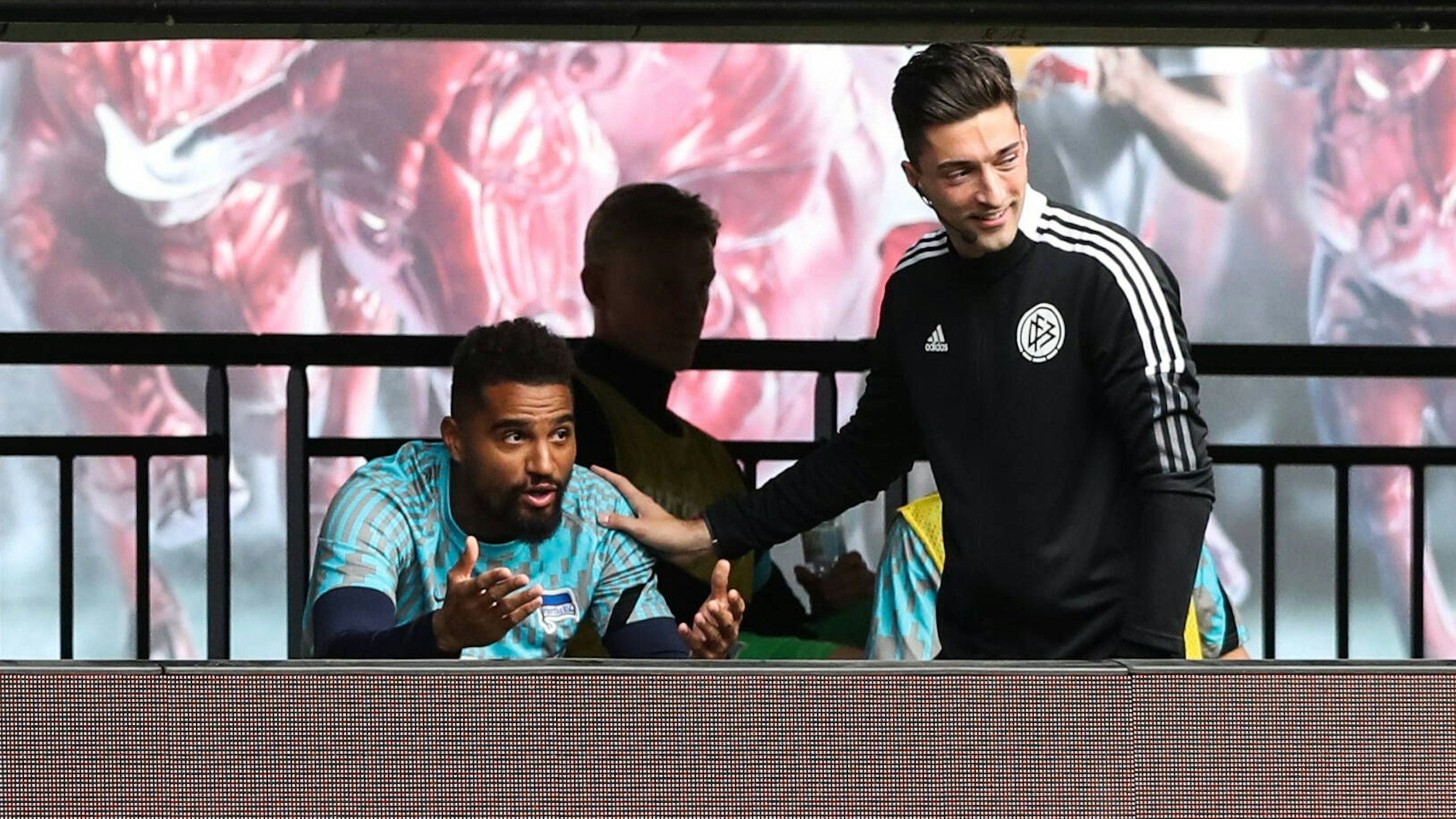 Prince Boateng probierte Hertha gegen Leipzig zumindest als Co-Trainer zu helfen, diskutierte mit dem vierten offiziellen Florian Badstübner. 