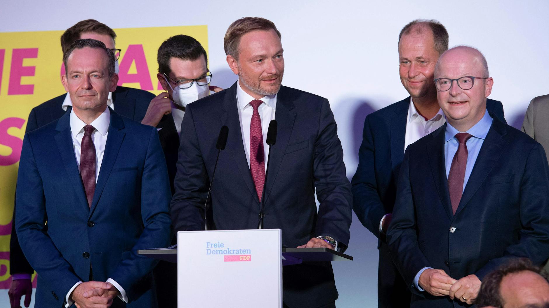 Am Wahlabend: Die FDP-Spitze um Parteichef Christian Lindner (Bildmitte).