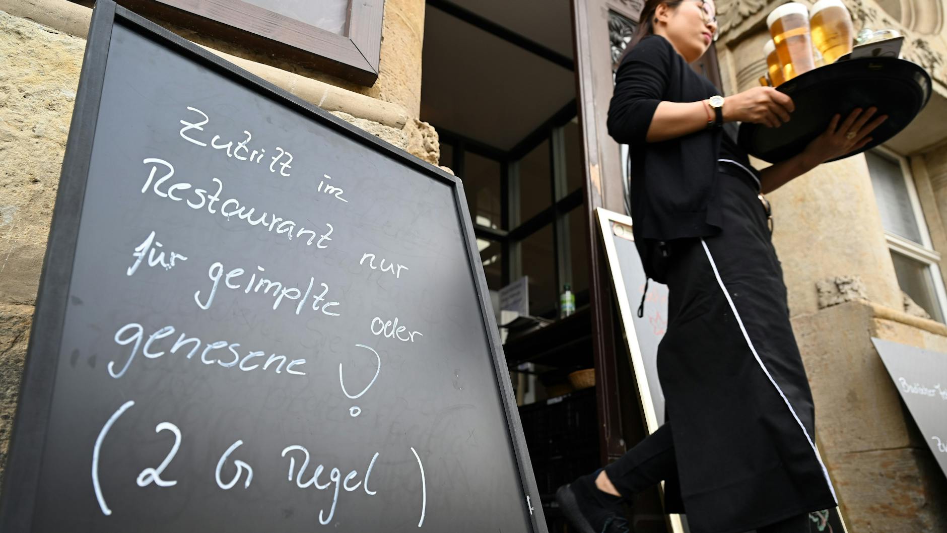 „Zutritt im Restaurant nur für geimpfte oder genesene ! (2 G Regel)“ steht auf dem Schild am Eingang zu einem Restaurant am Domplatz in Erfurt. 