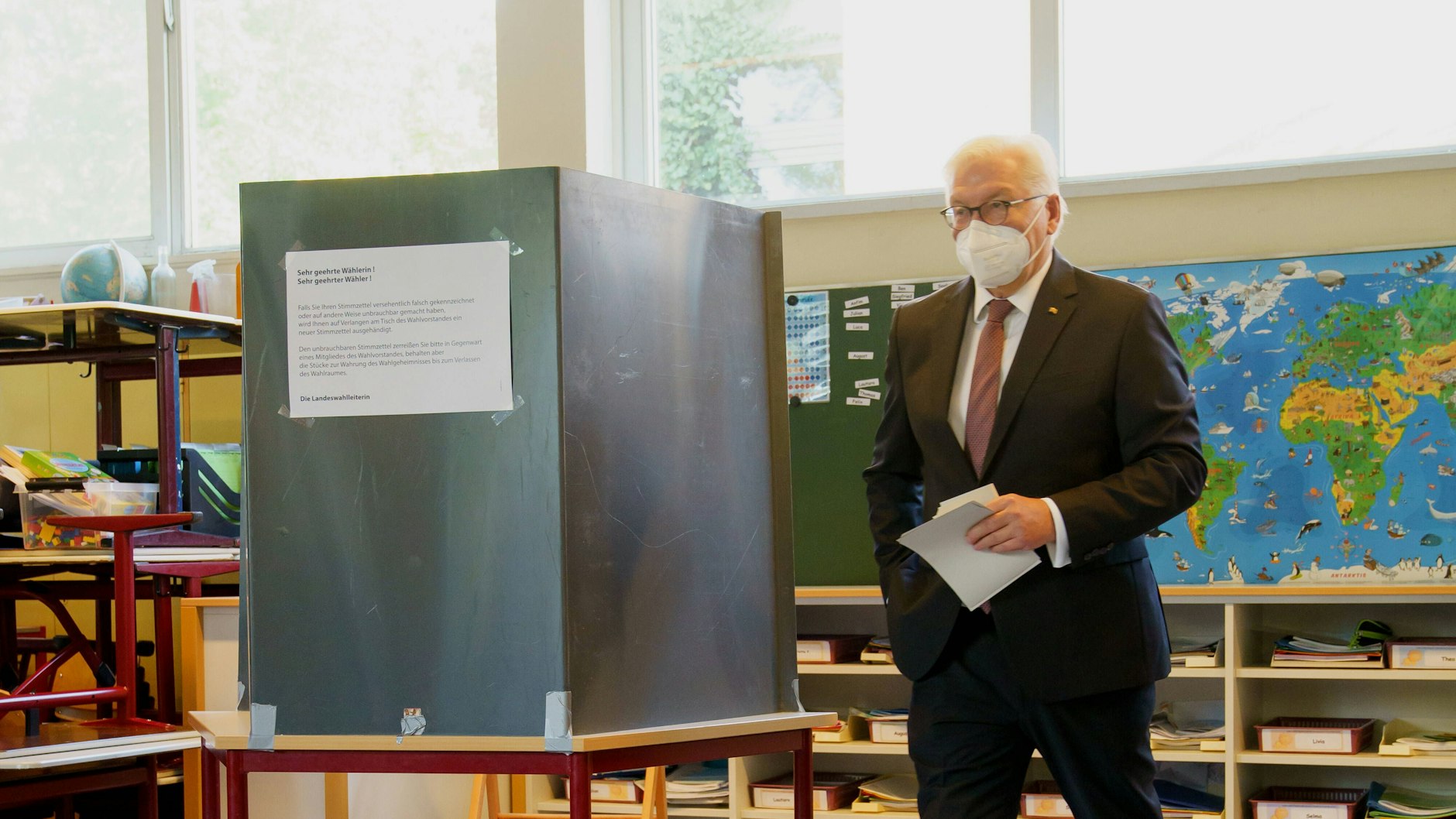 Bundespräsident Frank-Walter Steinmeier gab seine Stimme in der Berliner Erich-Kästner-Grundschule im Stadtteil Dahlem ab.