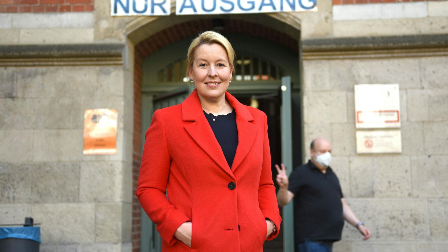 Franziska Giffey vor dem Wahllokal, in dem sie ihre Stimme abgegeben hat.