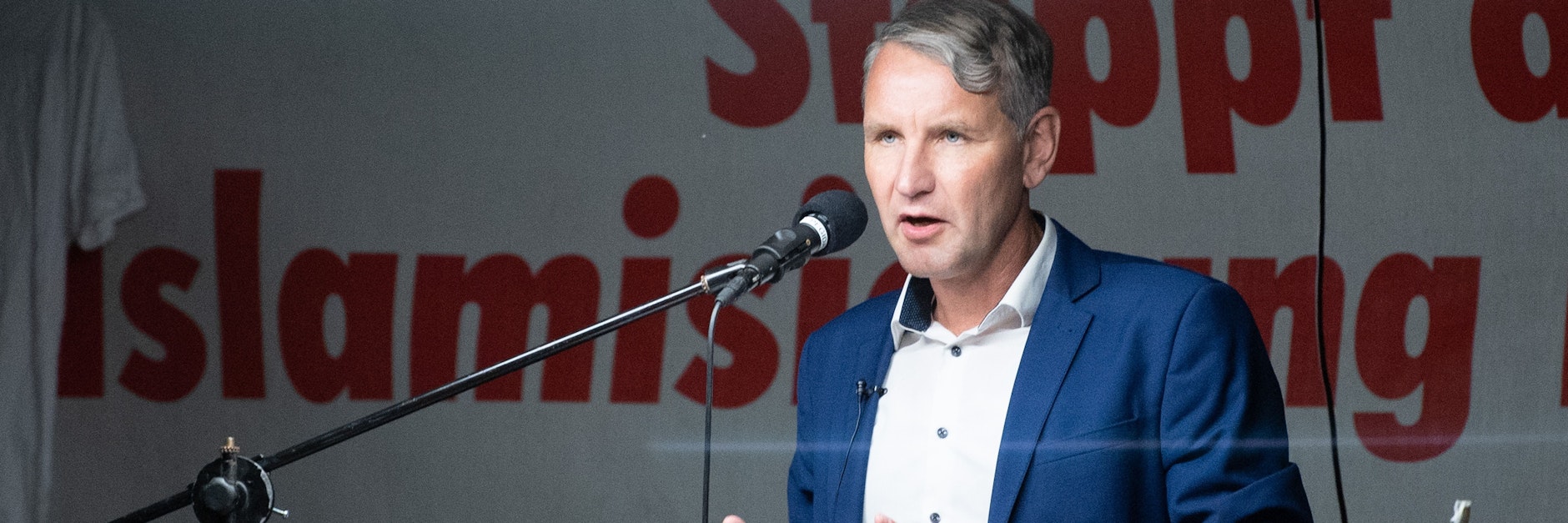 Björn Höcke, Vorsitzender der AfD in Thüringen, spricht auf einer Kundgebung der islam- und fremdenfeindlichen Pegida-Bewegung auf dem Wiener Platz in Dresden.&nbsp;