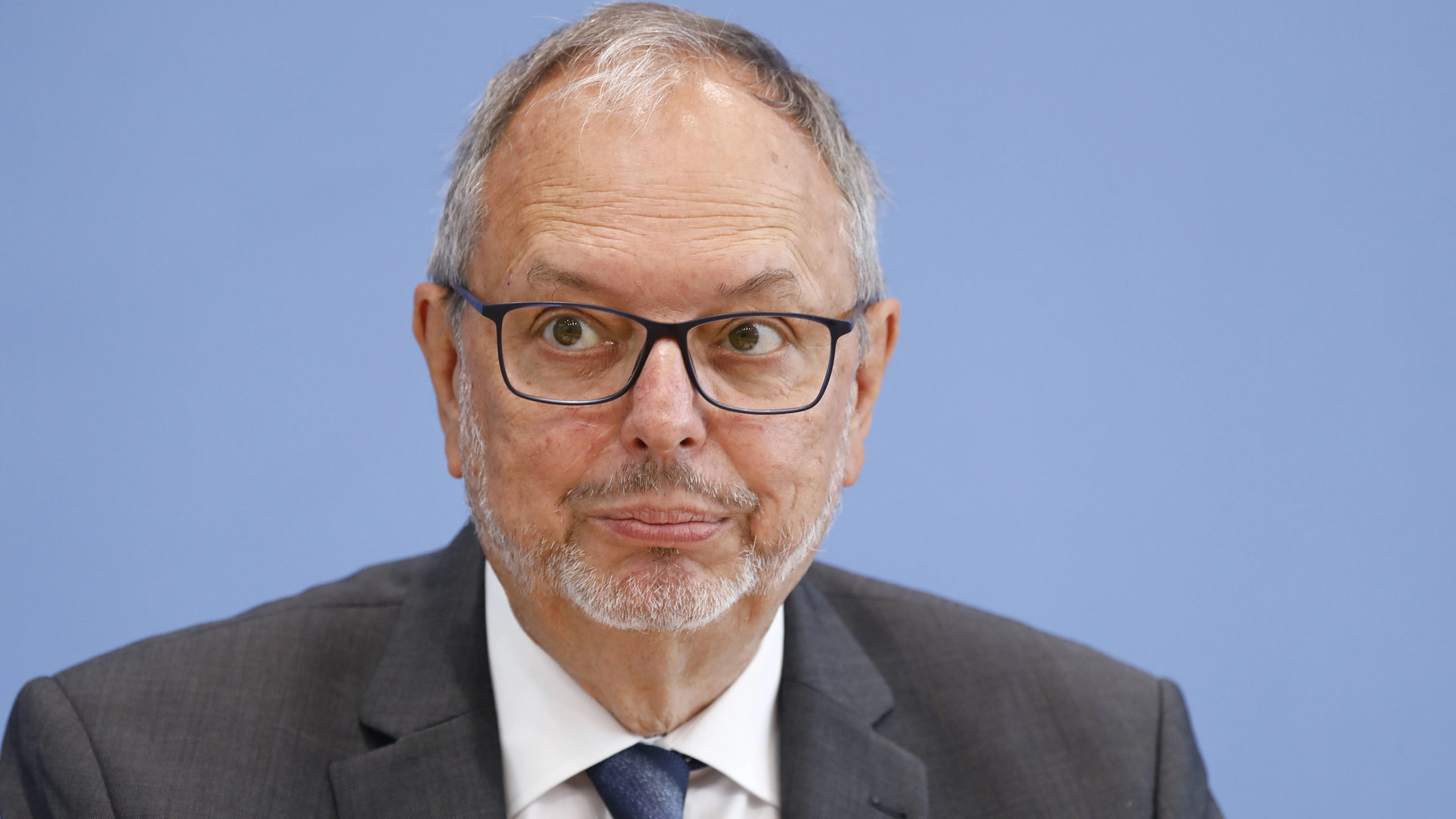 Bundeswahlleiter Dr. Georg Thiel ist sauer auf das Berliner Wahlchaos. Er hat Aufklärung gefordert (Archivbild).