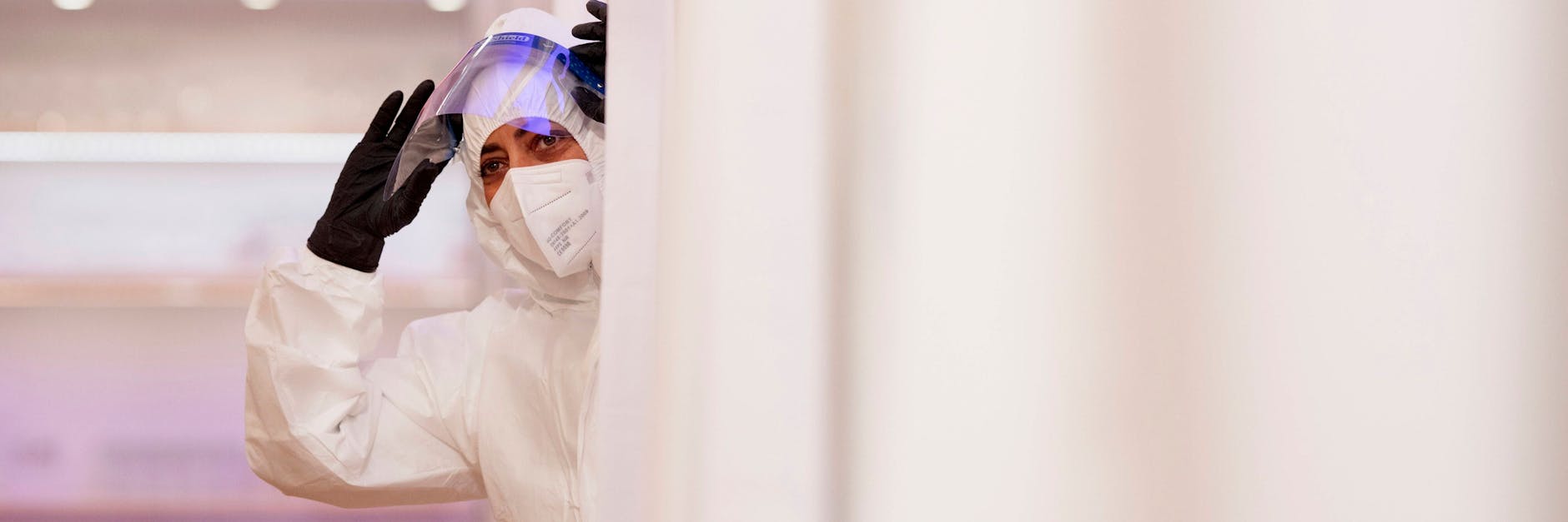 „2G“ bedeutet, dass in Corona-Zeiten nur Geimpfte und Genesene ins Restaurant dürfen. Für Genesene endet diese Gleichstellung sechs Monate nach der nachgewiesenen Infektion.