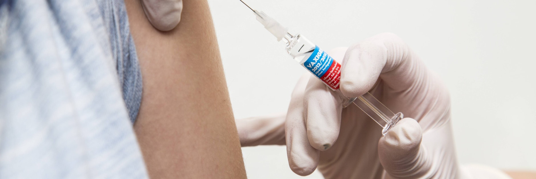 Eine Frau wird gegen Grippe geimpft.&nbsp; &nbsp;