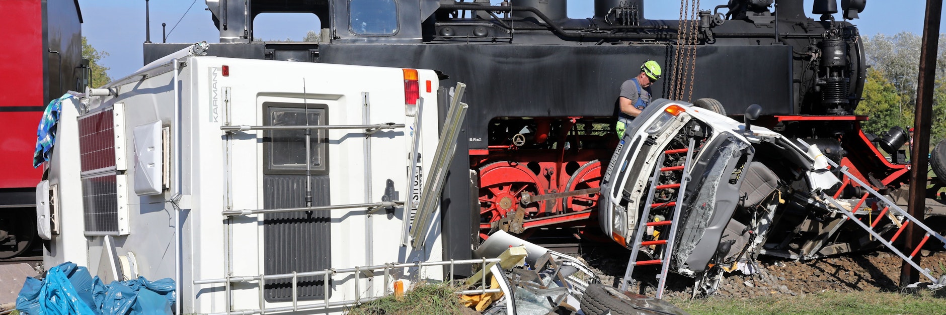 Nach der tödlichen Kollision der Kleinbahn Molli mit einem Wohnmobil werden die Fahrzeuge geborgen. Das Wohnmobil wurde etwa 50 Meter mitgeschleift und zerrissen. 