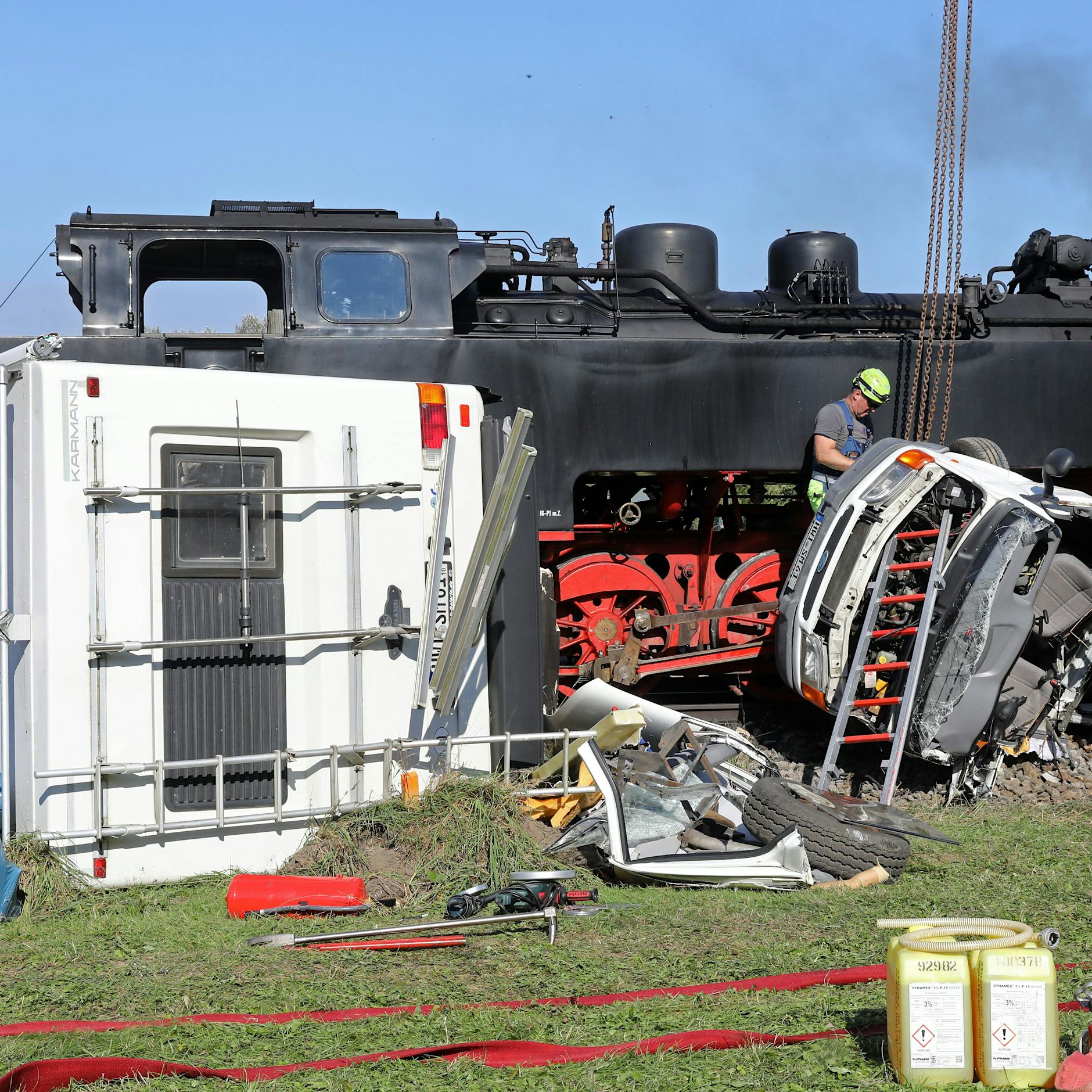 Dampflok „Molli“ kracht in Wohnmobil – ein Toter, eine Schwerverletzte