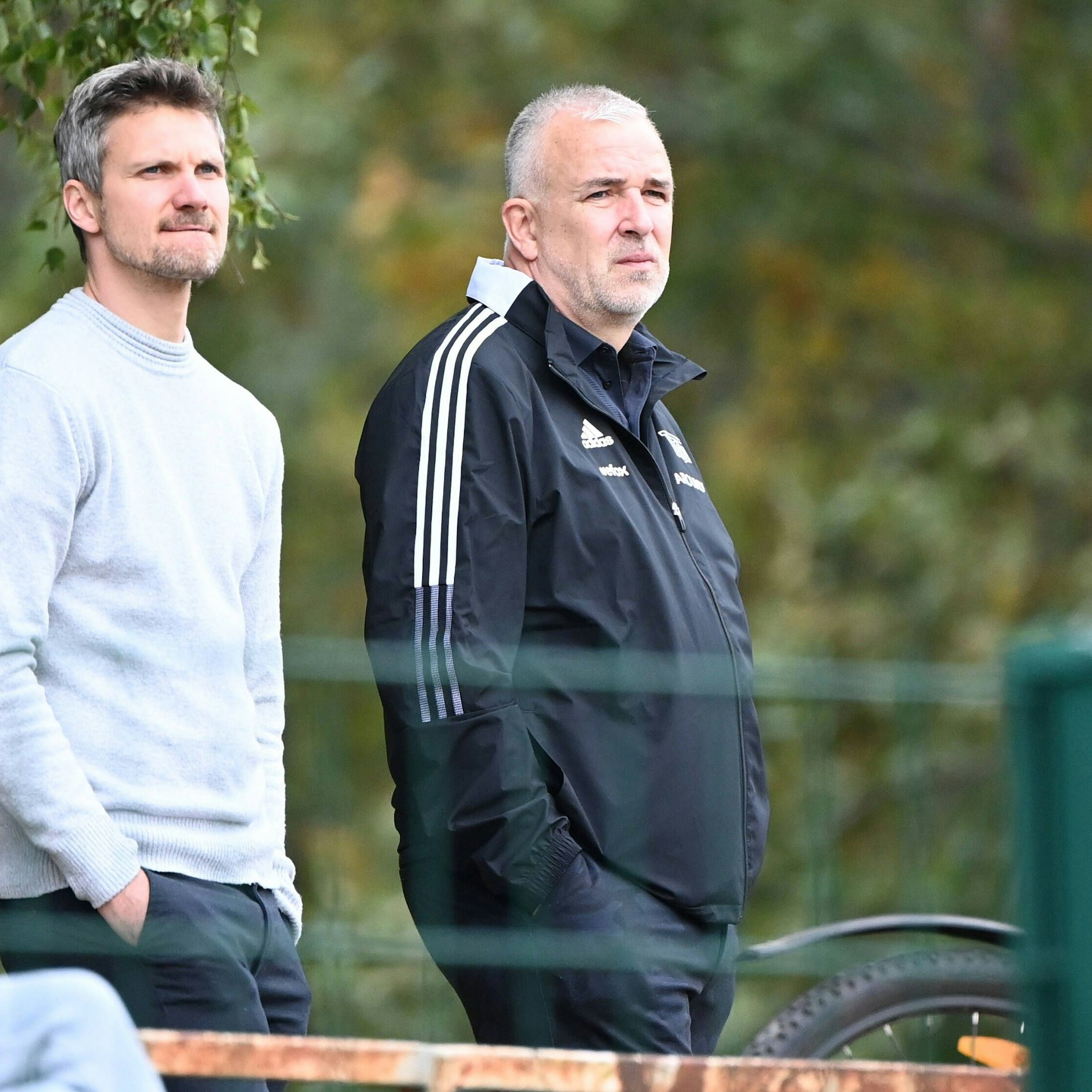 Michael Parensen, derzeit einer von drei Assistenten von Manager Oliver Ruhnert, und Präsident Dirk Zingler waren beim U19-Derby auch dabei, aber angesichts des Ergebnisses wenig begeistert.&nbsp;