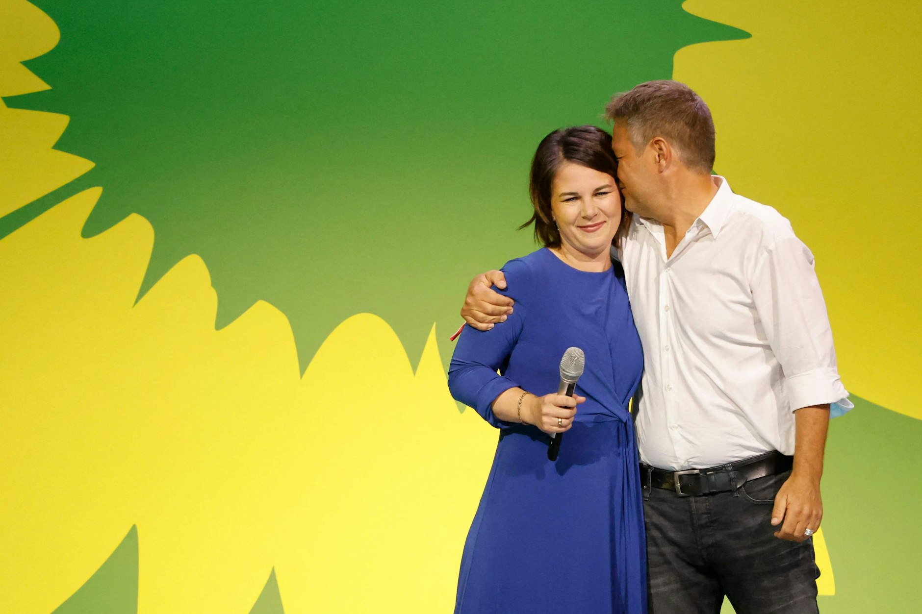 Die Harmonie-Show: Annalena Baerbock und Robert Habeck auf der Bühne am Columbiadamm in Kreuzberg.