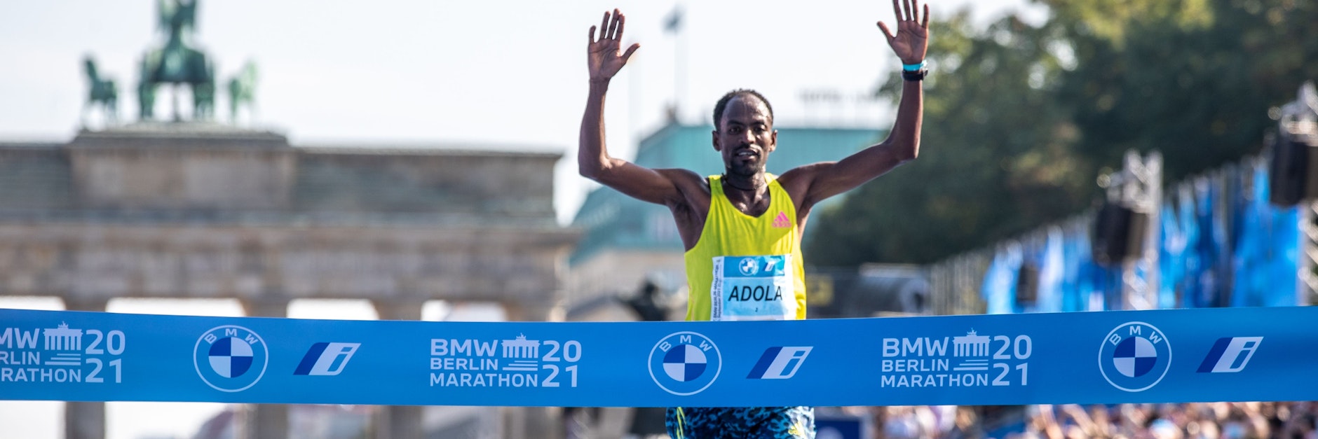 Guye Adola aus Äthiopien läuft beim BMW Berlin Marathon nach 2:05:45 Stunden als Erster durchs Ziel.&nbsp;