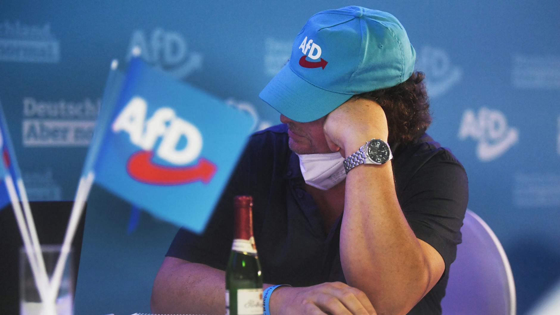 „Sehr solides“ Ergebnis für die AfD? Bei der Wahlparty scheint die Stimmung jedenfalls noch ausbaufähig zu sein ... 