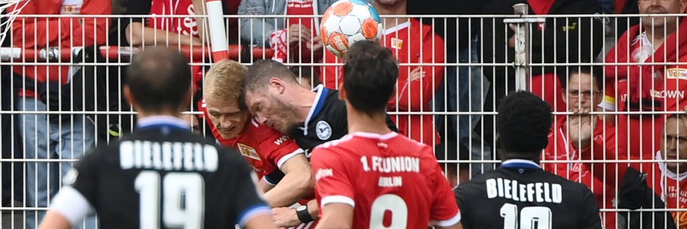 Der Moment: Bielefelds Fabian Klos und Unions Timo Baumgartl rasseln mit den Köpfen aneinander.