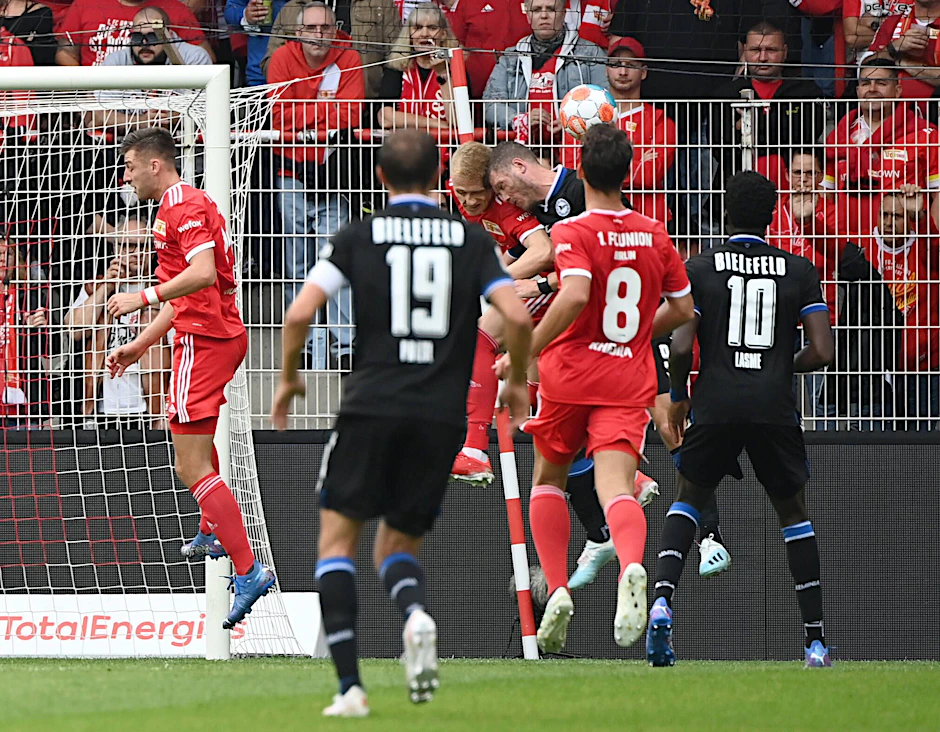 Der Moment: Bielefelds Fabian Klos und Unions Timo Baumgartl rasseln mit den Köpfen aneinander.