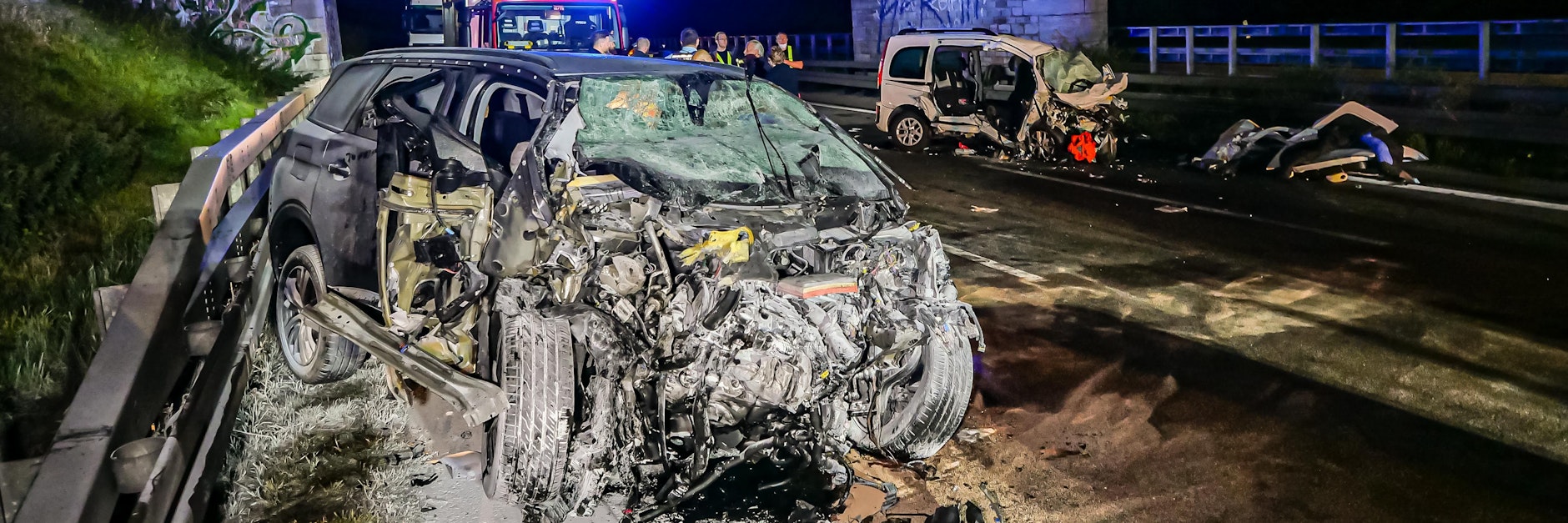 Feuerwehrleute stehen am Unfallort. Drei Menschen sind am frühen Sonntagmorgen bei einem Unfall auf der Autobahn 8 bei Pforzheim ums Leben gekommen, darunter der 35 Jahre alte Unfallverursacher.