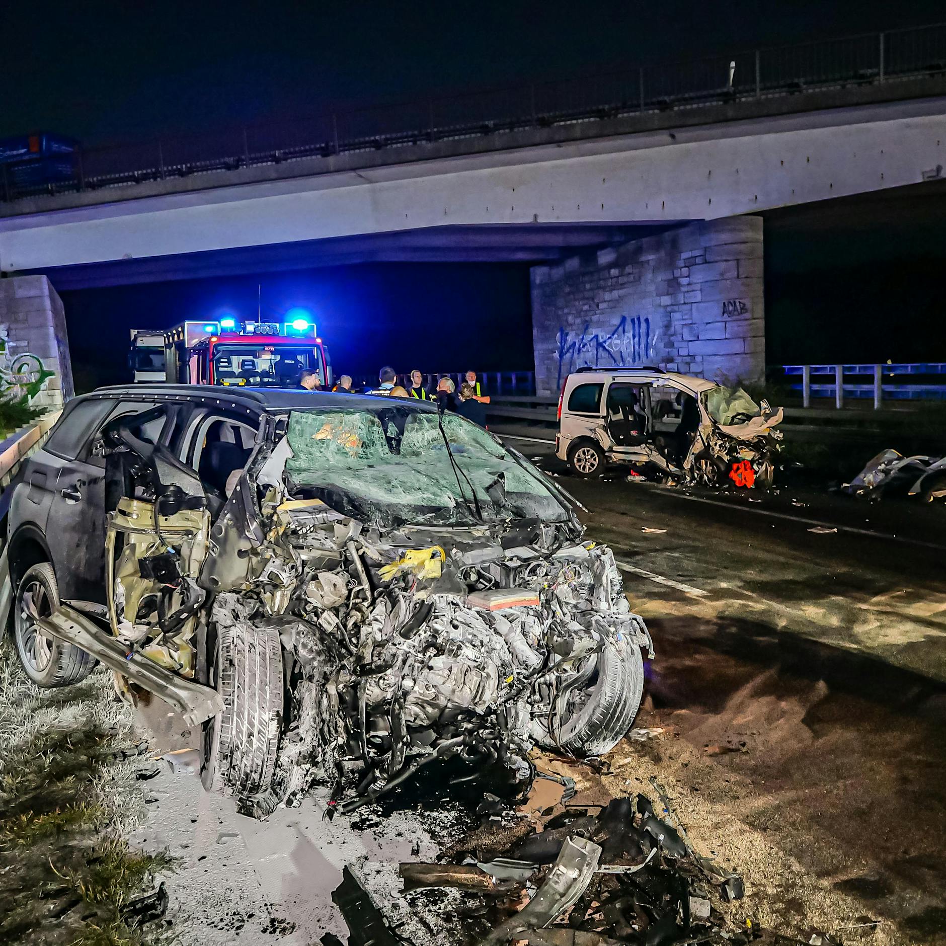 Geisterfahrer verursacht Horror-Crash auf der A8: Vom Parkplatz fährt er in die falsche Richtung los – drei Tote!