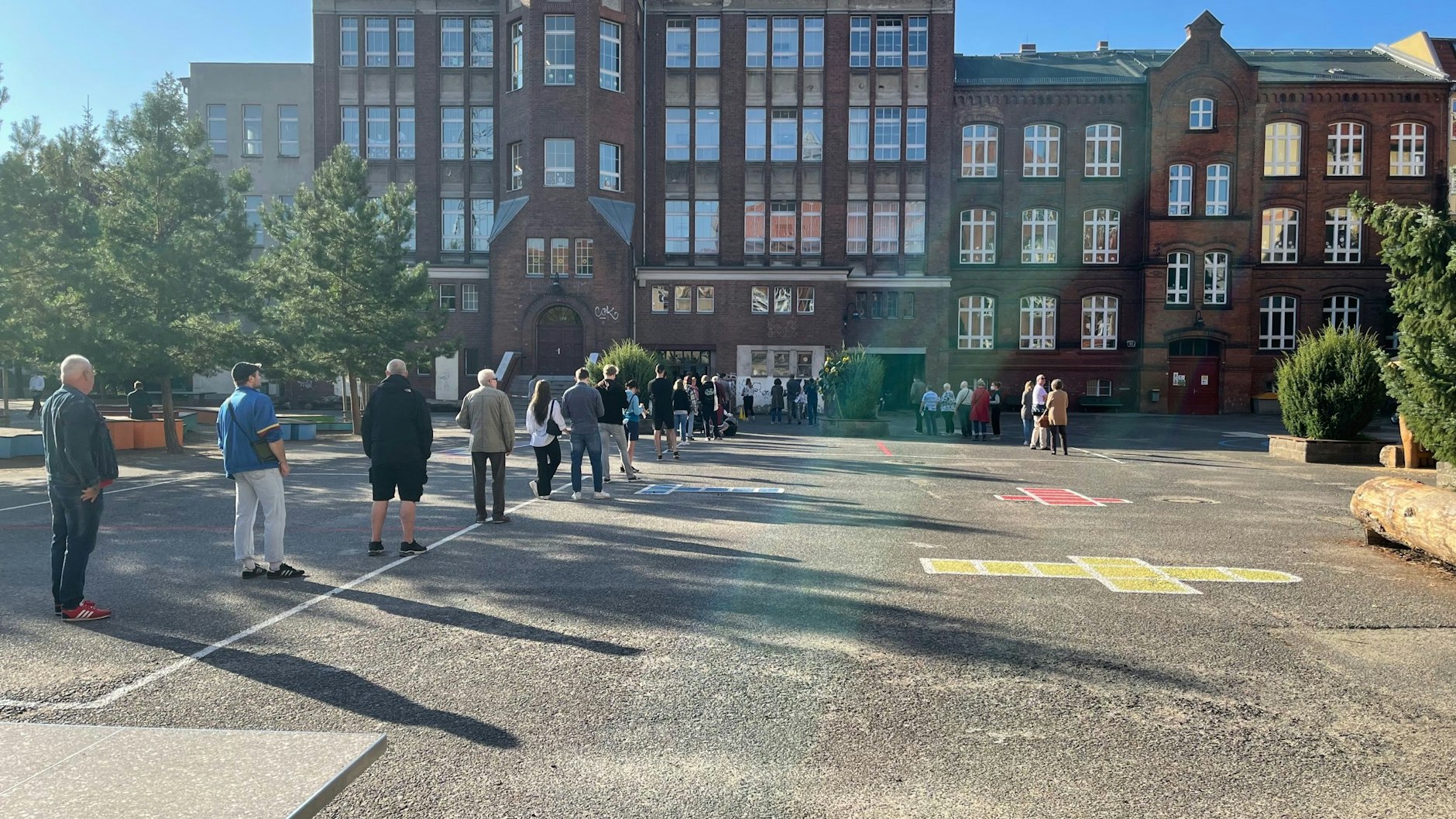 Lange Warteschlangen an der Trelleborg-Schule im Eschengraben