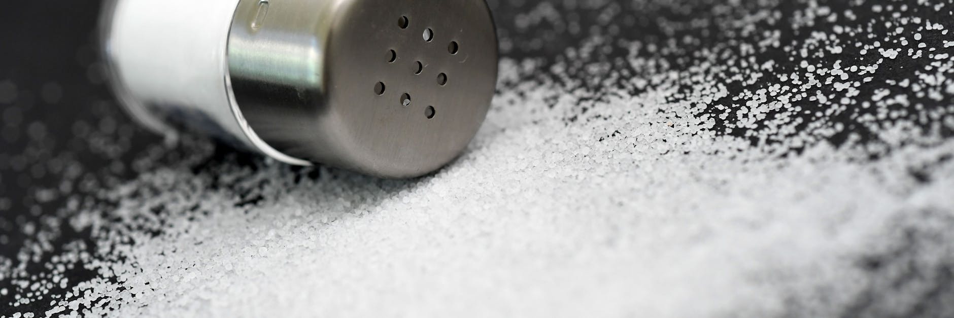 Ist vom Salzstreuer ist die ganze Kappe abgesprungen - und mit ihr der halbe Inhalt runtergepurzelt? Nicht verzweifeln. Es gibt (fast) immer ein Gegenmittel.