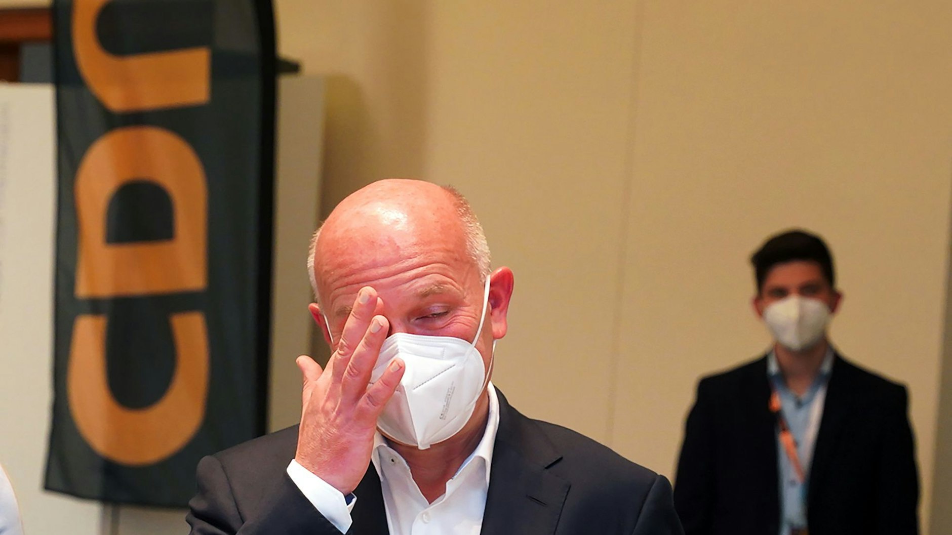 Kai Wegner, Spitzenkandidat der CDU für das Berliner Abgeordnetenhaus, reagiert nach Bekanntwerden der ersten Prognosen nicht so ganz glücklich. 