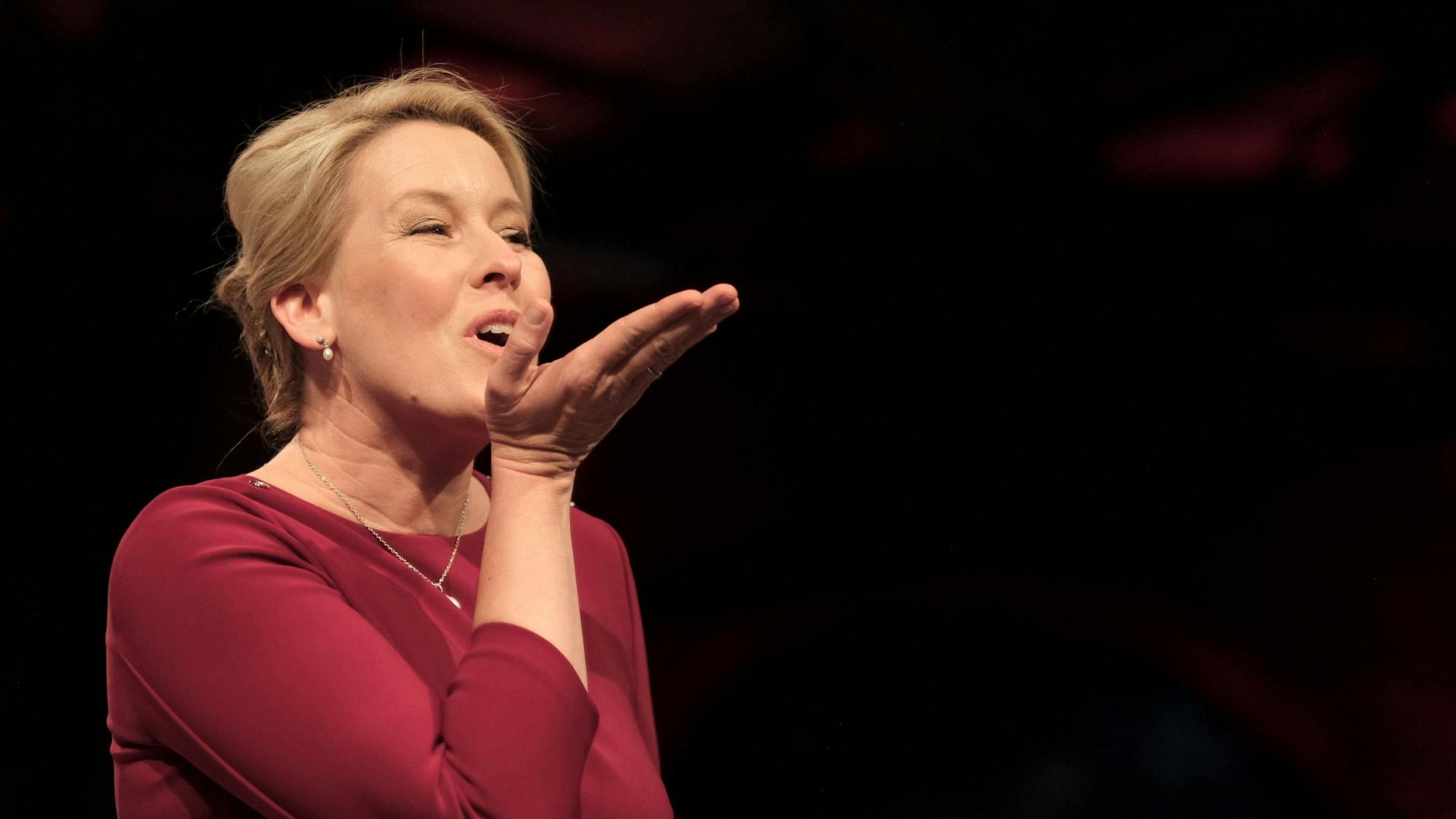 Laut den ersten Hochrechnungen liegt die SPD mit 22,3 Prozent auf Platz zwei. Die Grünen sind mit 22,9 Prozent an der Spitze. Die Vorsprung schmilzt, was Franziska Giffey noch hoffen lässt.<br>