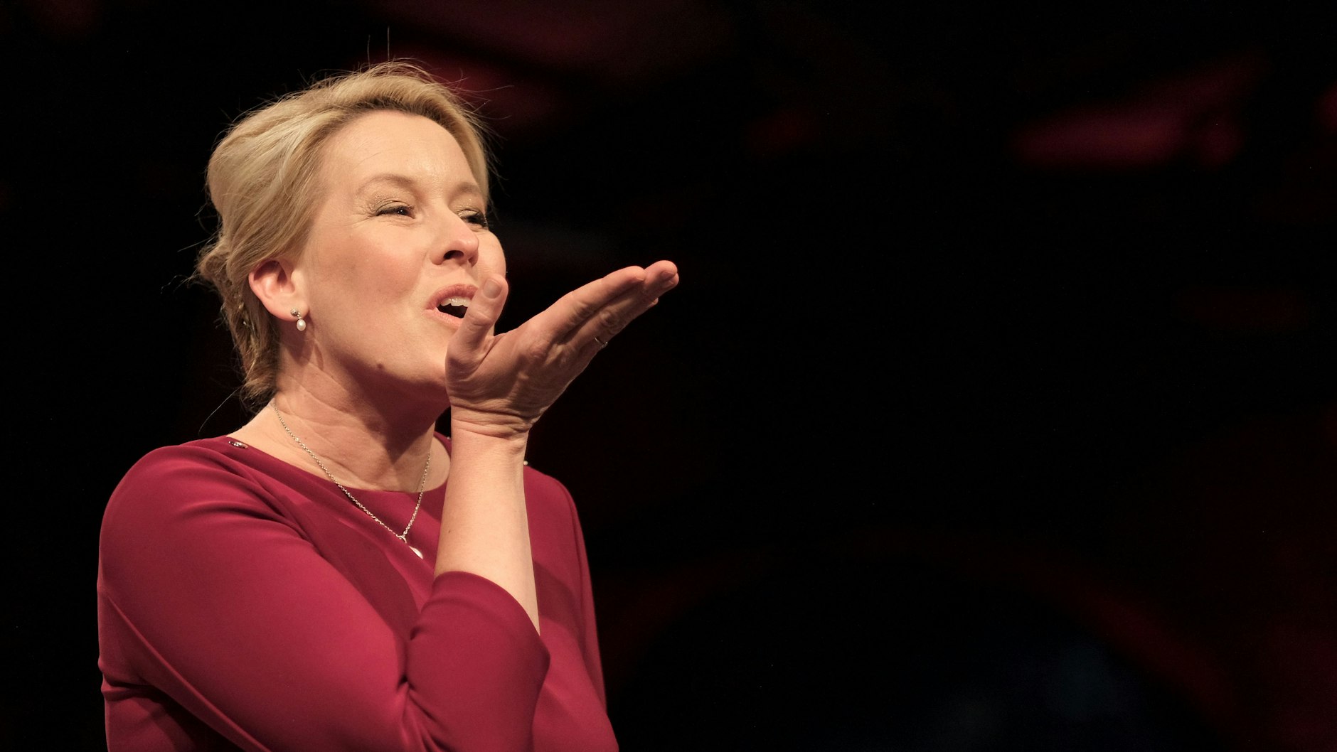 Laut den ersten Hochrechnungen liegt die SPD mit 22,3 Prozent auf Platz zwei. Die Grünen sind mit 22,9 Prozent an der Spitze. Die Vorsprung schmilzt, was Franziska Giffey noch hoffen lässt.<br>