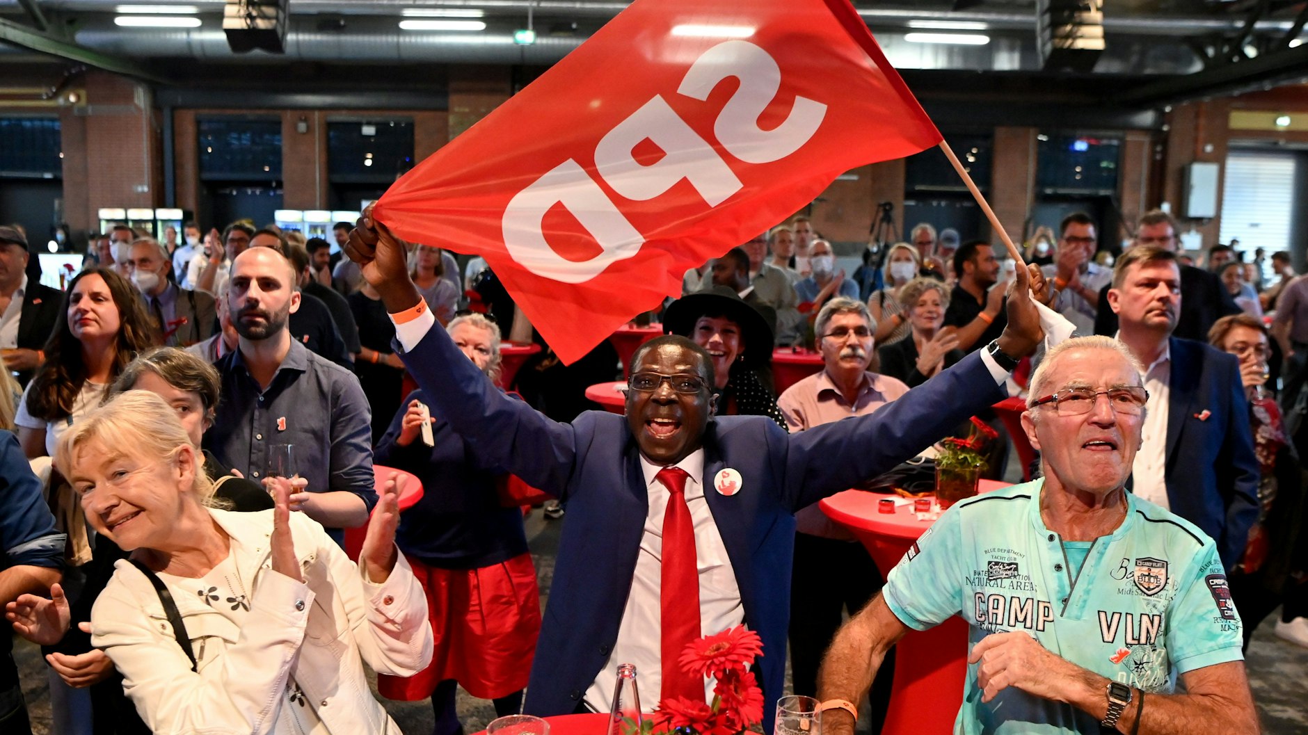 Bei der SPD wird gejubelt! Im Bund sehen die Prognosen die Sozialdemokraten vorne.