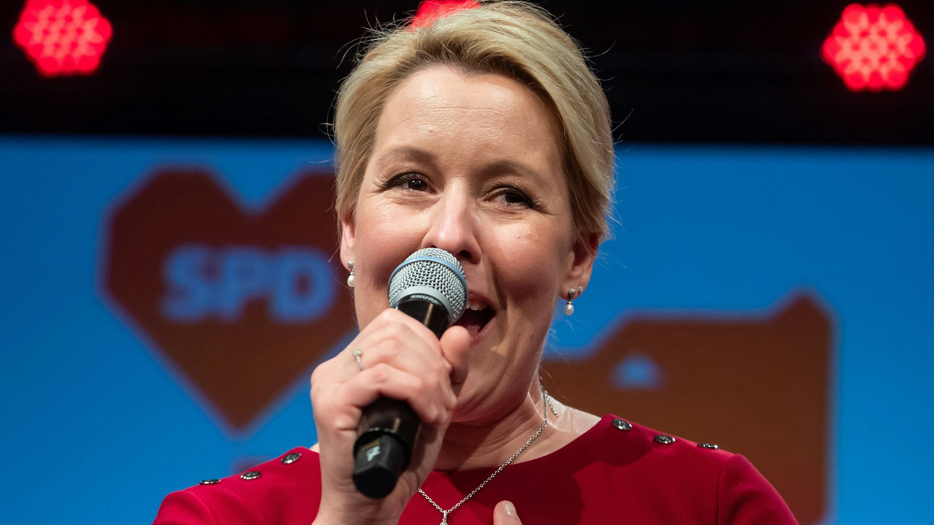 Was für eine emotionale Berg und Talfahrt. Nach bisherigen Hochrechnungen heißt die Wahlsiegerin&nbsp; Franziska Giffey. In den ersten Prognosen hatte sie zurückgelegen.&nbsp;&nbsp;