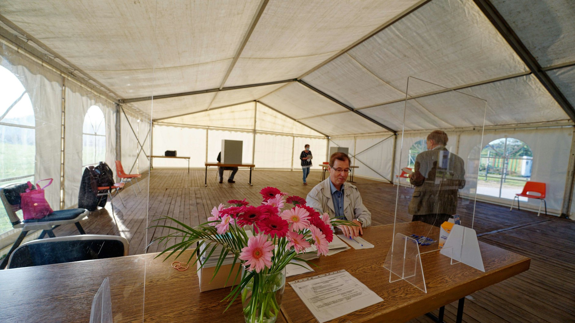 Ein Zelt dient in Swisttal-Miel als Wahllokal.