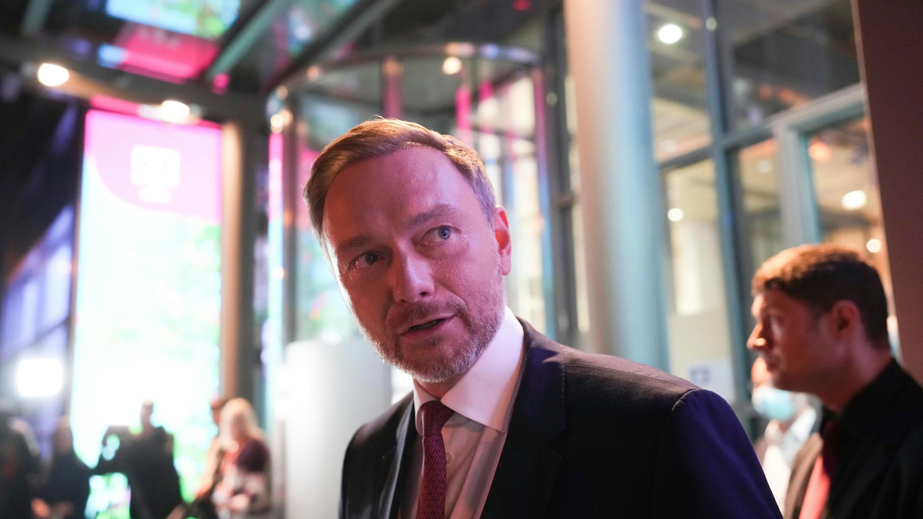 FDP-Chef Christian Lindner verlässt am Wahlabend ein Fernsehstudio in Berlin. 