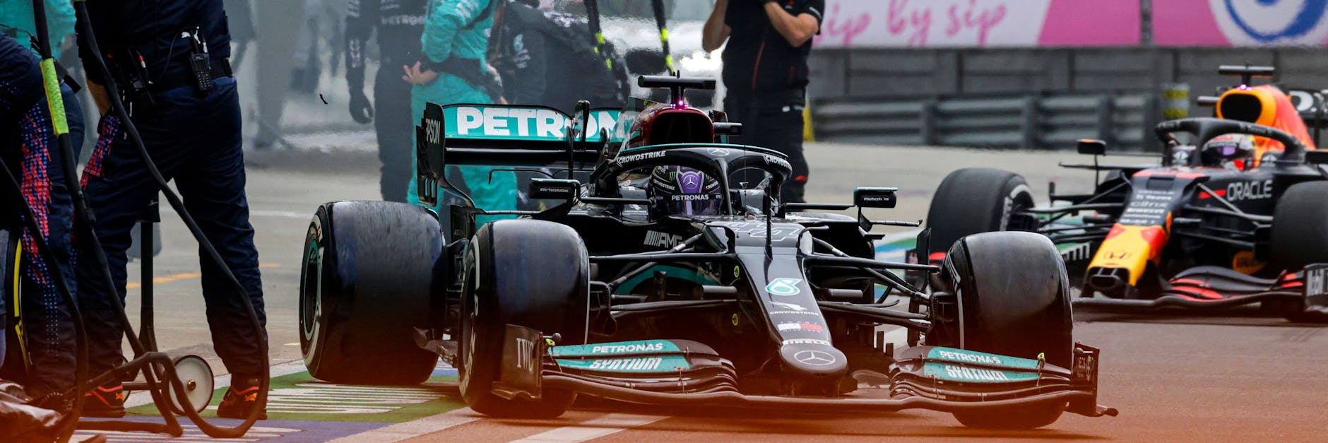 Die WM-Führenden Lewis Hamilton (l.) und Max Verstappen kamen sich beim Russland-GP in Sotschi ausnahmsweise nur in der Box ganz nah. 