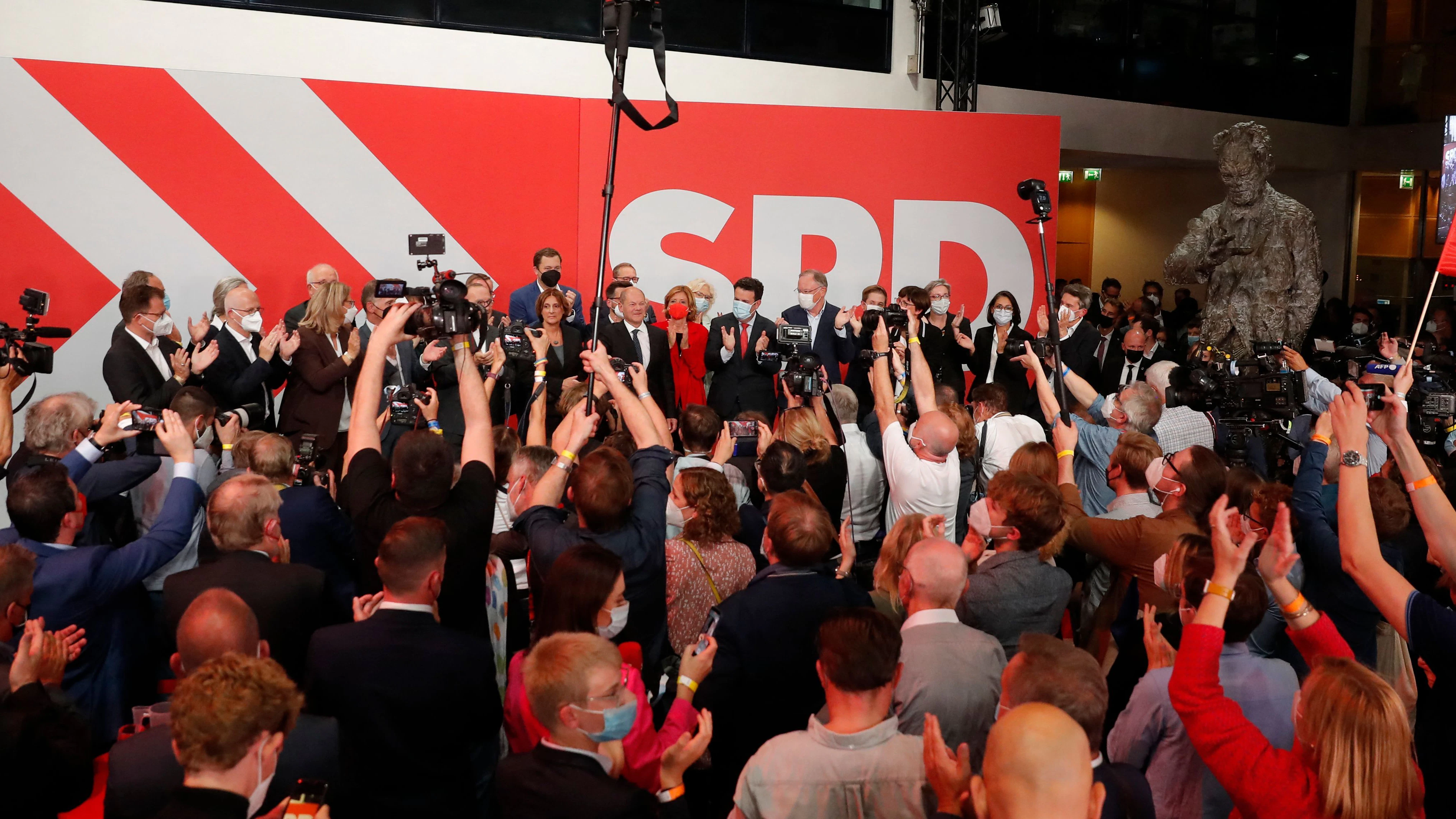 SPD-Anhänger, Pressefotografen und Parteiprominenz umringen Olaf Scholz.&nbsp;