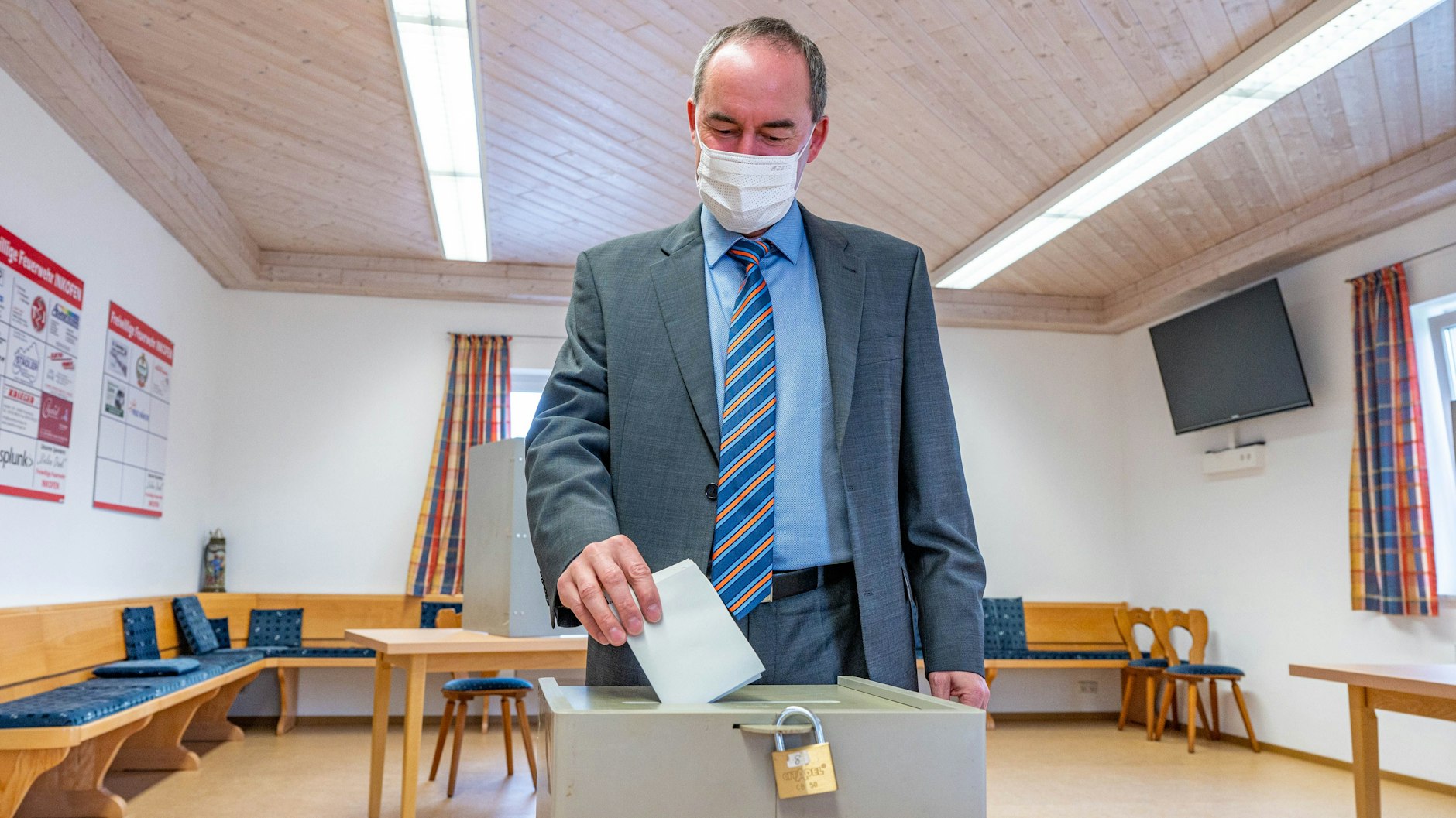 Hubert Aiwanger, Bundesvorsitzender der Freien Wähler, soll unzulässigerweise Prognose-Zahlen vom Wahlsonntag auf Twitter veröffentlicht haben.