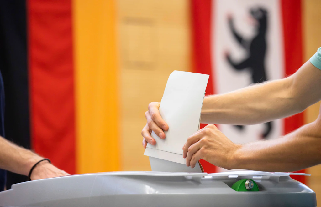 Hochrechnungen bei ARD und ZDF: SPD in Berlin auch bei der ARD deutlich vorne