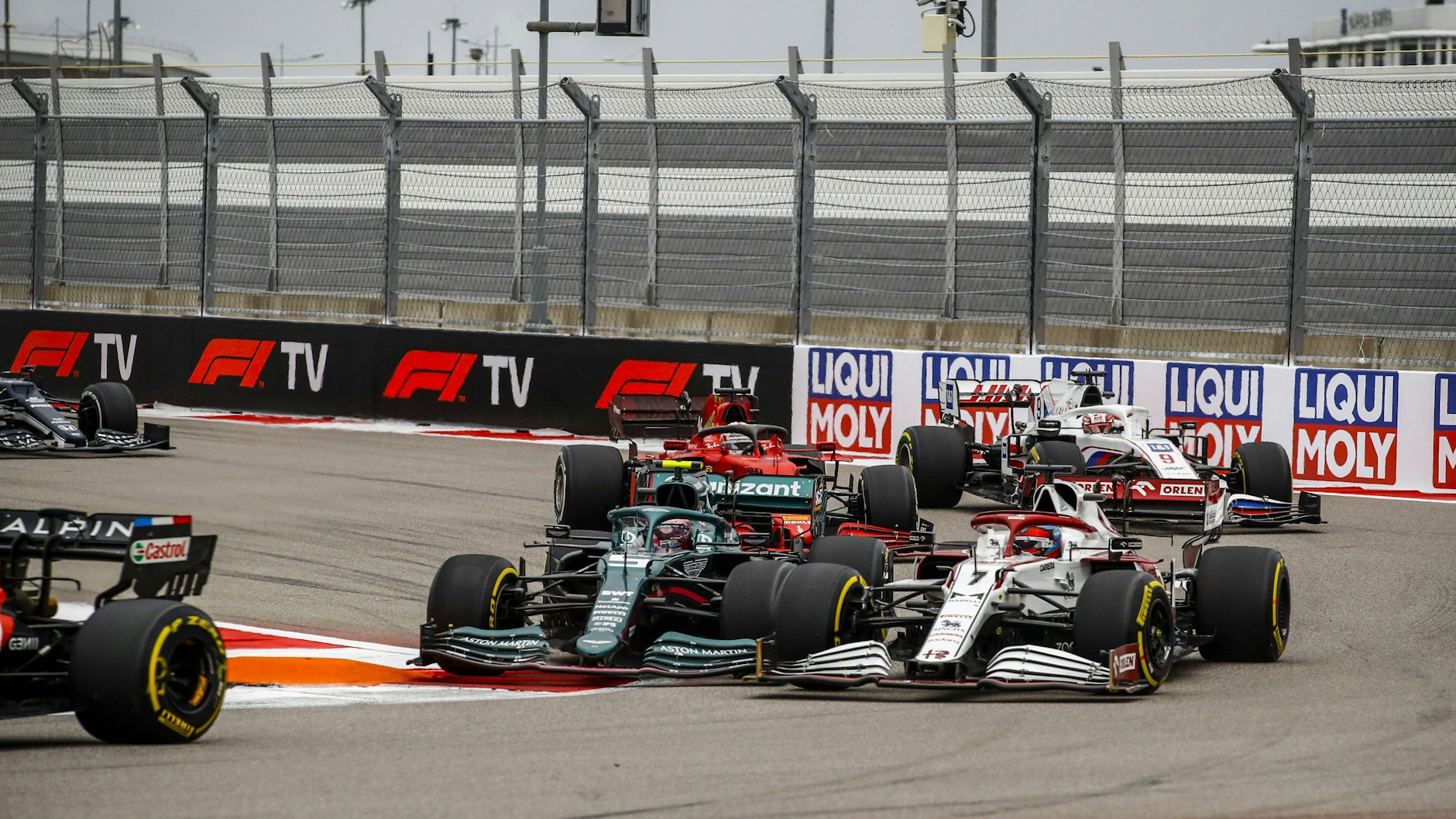 Aston-Martin-Pilot Sebastian Vettel (l.), hier im Duell mit Kumpel Kimi Räikkönen, kämpfte in Sotschi, landete am Ende nur auf Rang 12.&nbsp;